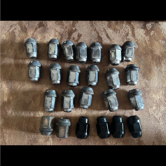 24 Lug nuts - Picture 5 of 13